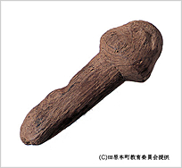 写真：男根形の木製品