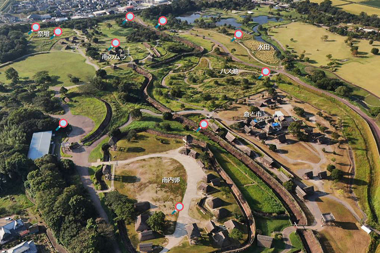バーチャル発掘ツアーのアイコンがついた空から見た吉野ヶ里遺跡の写真
