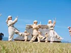 衣装を着てダンスの練習をしている様子