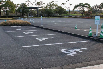 残疾人专用停车场(西入口)