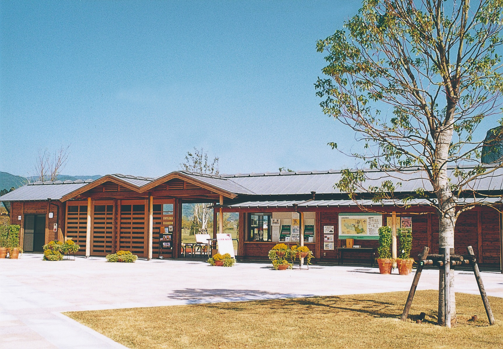 NISHI ENTRANCE SERVICE CENTER