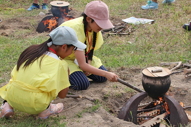 土器で炊飯する子供たちの様子
